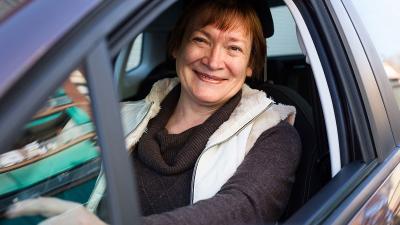 Frau fährt Auto