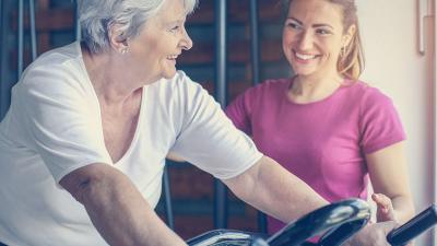 Frau auf Ergometer