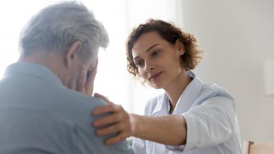 Ärztin tröstet Herzpatient mit psychischen Problemen