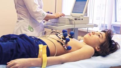 Bei einem Kind wird ein EKG geschrieben