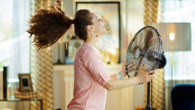 Frau sucht abkühlung am ventilator