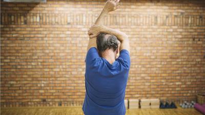Senior dehnt sich beim Sport