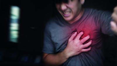 Junger Mann mit Herzbeschwerden