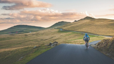 Man fährt mit dem Fahrrad durch die Natur