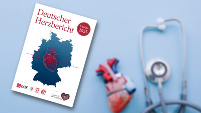 Titelbild des Herzberichts 2025 mit einer Collage aus einem anatomischen Herz und einem Stethoskop