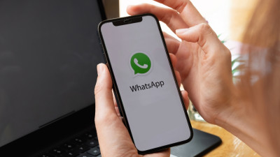 Foto von einem Handy mit dem Logo vom WhatsApp Kanal