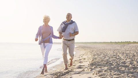 älteres Ehepaar spaziert am Strand
