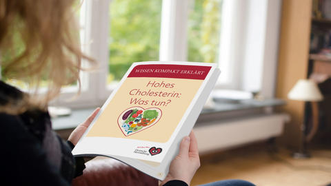 Ehepaar liest in der Cholesterin Broschüre der Herzstiftung