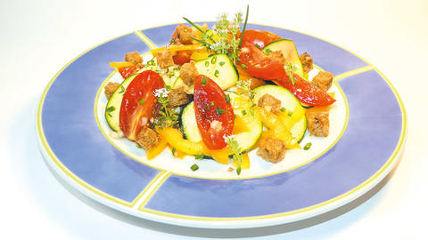 Abbildung vom bunten Zuchini-Tomaten-Paprika-Salat