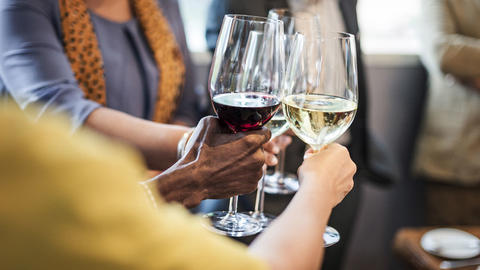 Mehrere Personen stoßen mit Alkohol an.