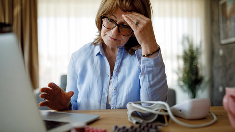 Frau recherchiert zum Thema Bluthochdruck