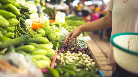 Frau beim Gemüse-Einkaufen