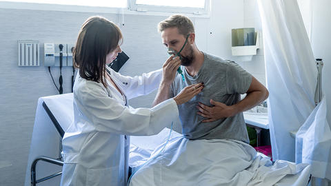 Junger Mann bekommt im Krankenhaus Sauerstoff