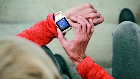 Frau misst mit Ihrer Smartwatch den Puls