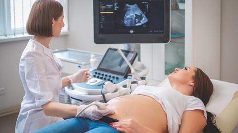 Schwangere, bei der in einer Arztpraxis ein Ultraschall gemacht wird