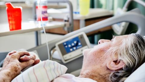 Seniorin liegt im Krankenhaus