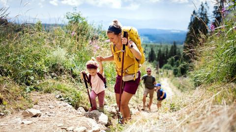 Familie mit Kleinkindern beim Wandern