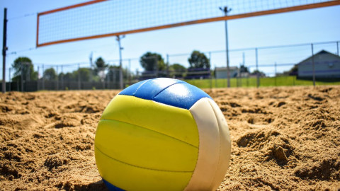 Volleyball der im Sand liegt