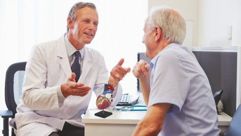 Patientengespräch mit Hilfe eines Modellherzens