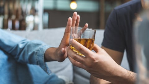 Frau sagt nein zu Alkohol
