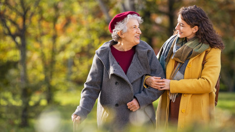 Alte und junge Frau beim Spaziergang