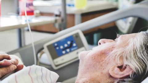  Frau im Krankenbett