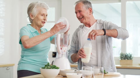 Senioren machen Proteinshake