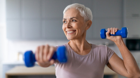 Frau macht Krafttraining mit Gewichten